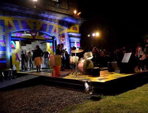 536465_246025975526154_1422861469_n